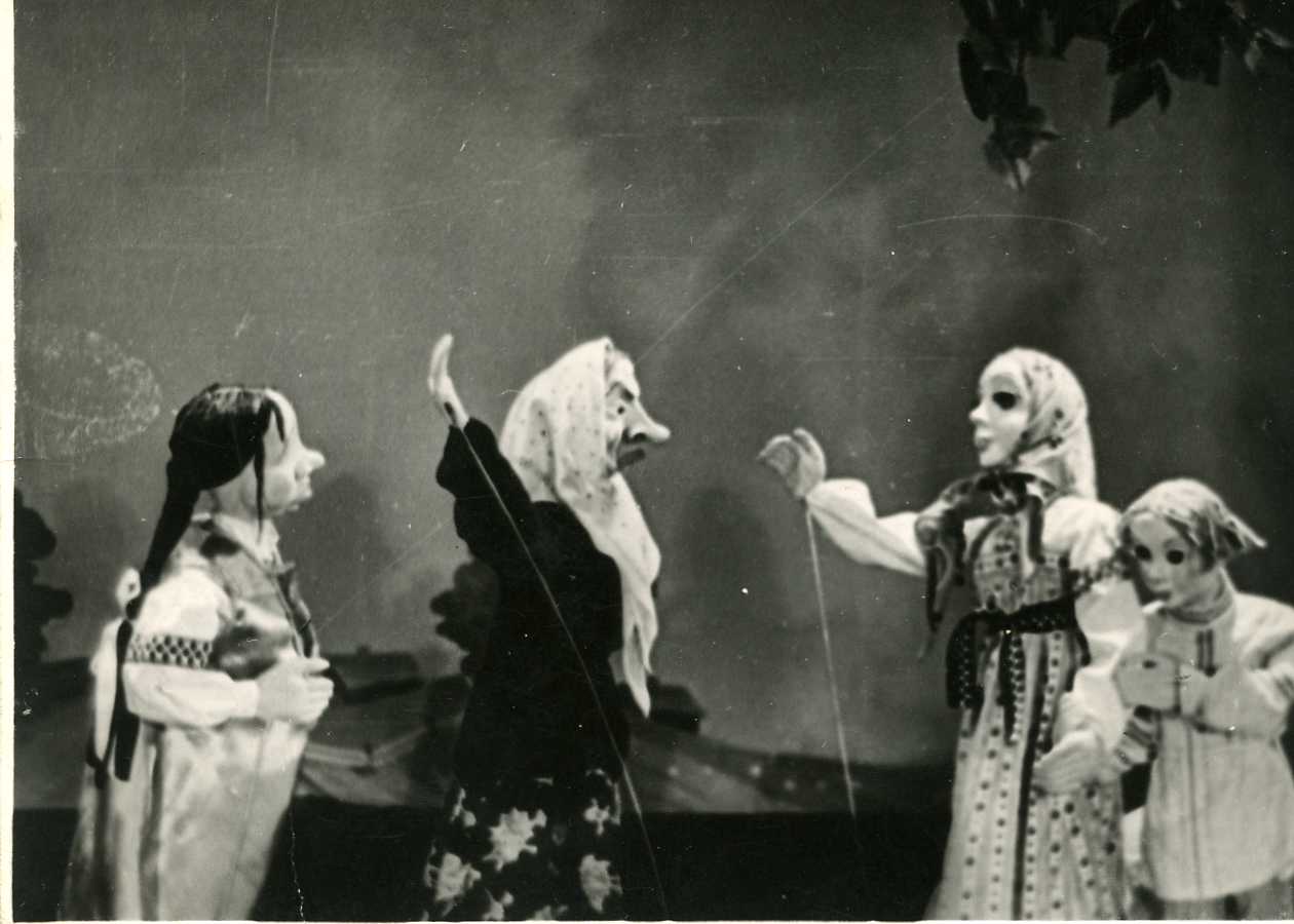 Сцена из спектакля «Сестрица Алёнушка»,40-е г.: фотография