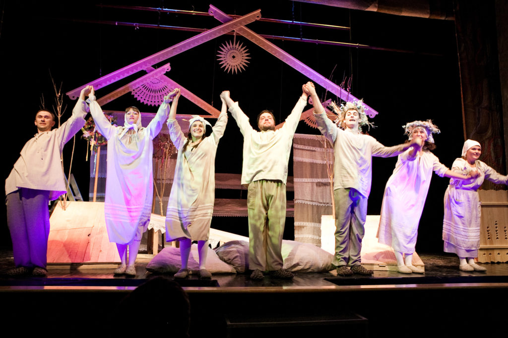 Сцена из спектакля «Волшебное кольцо»: фотография