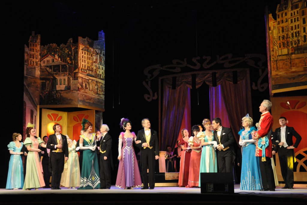 Сцена из спектакля «Веселая вдова»: фотография