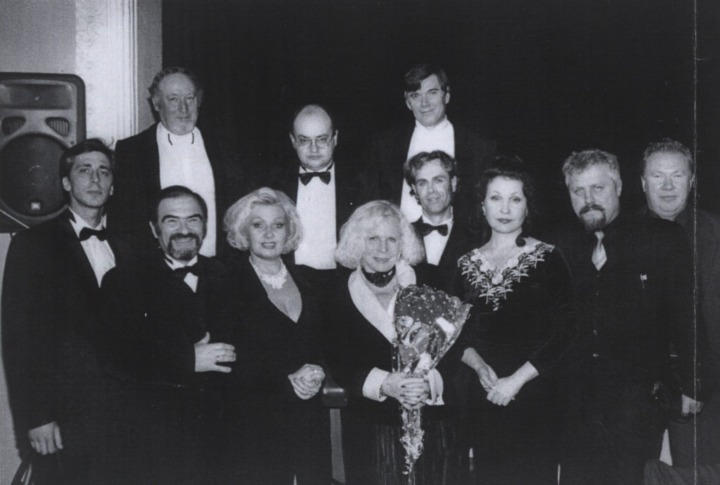 Иванка Кальман (дочь композитора И. Кальмана) с артистами Музыкального театра Кузбасса (Фестиваль в г. Екатеринбург, 2000 г.): фотография и автограф