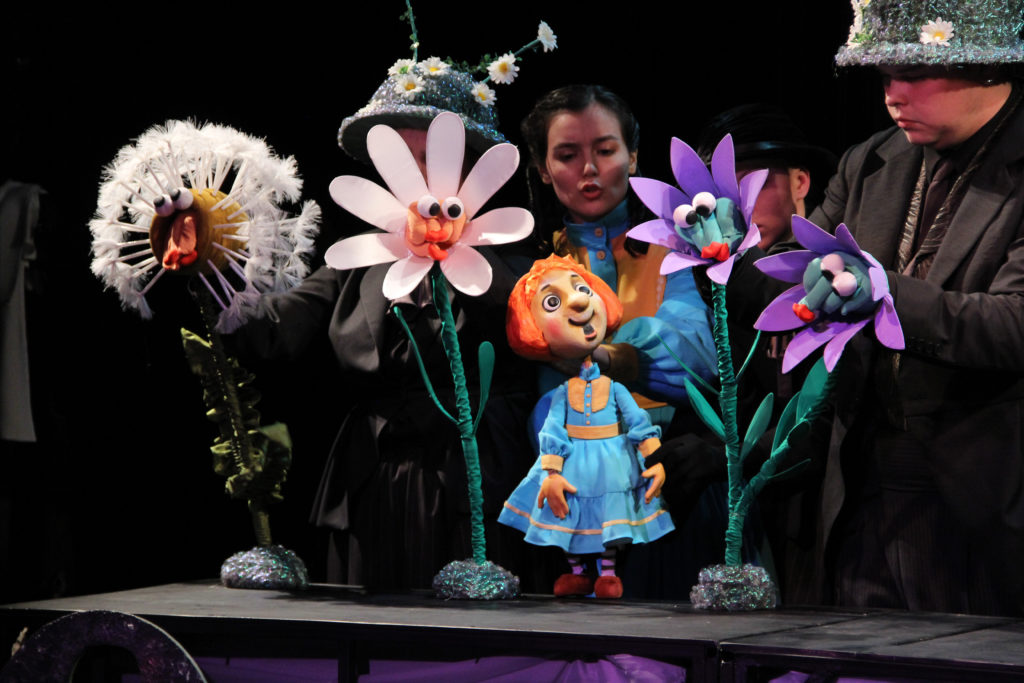 Сцена из спектакля «Алиса в Стране Чудес»: фотография