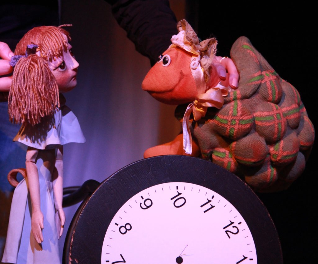 Сцена из спектакля «Алиса в Стране Чудес»: фотография