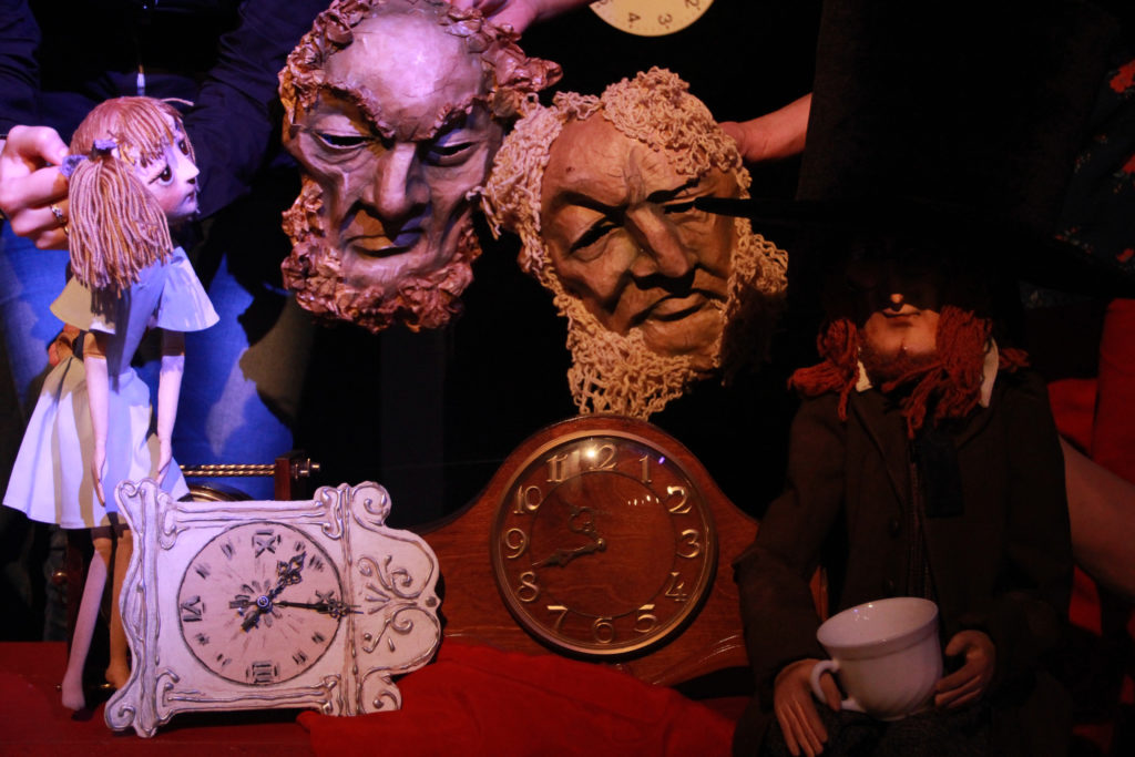 Сцена из спектакля «Алиса в Стране Чудес»: фотография