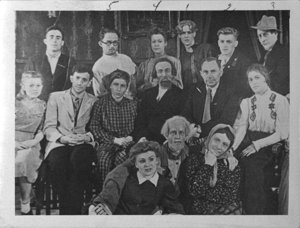 Студийцы на выпуске спектакля «Мещане» М. Горького (реж. П. Князев). Сезон 1944-1945 гг.: фотография