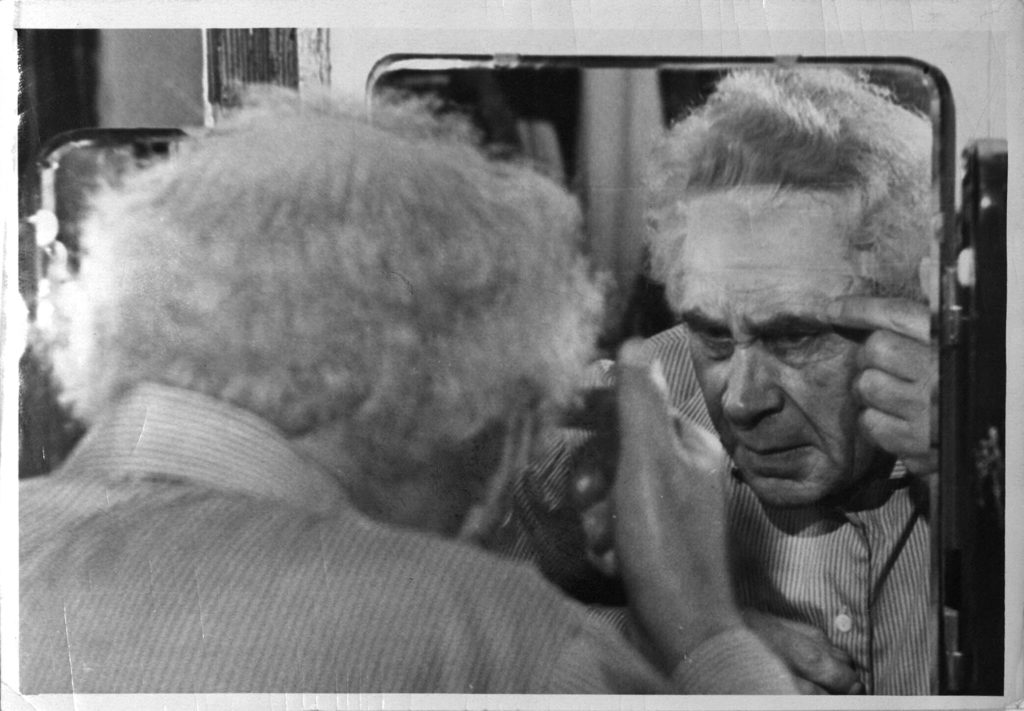 П. Князев перед началом спектакля «Преображение»: фотография