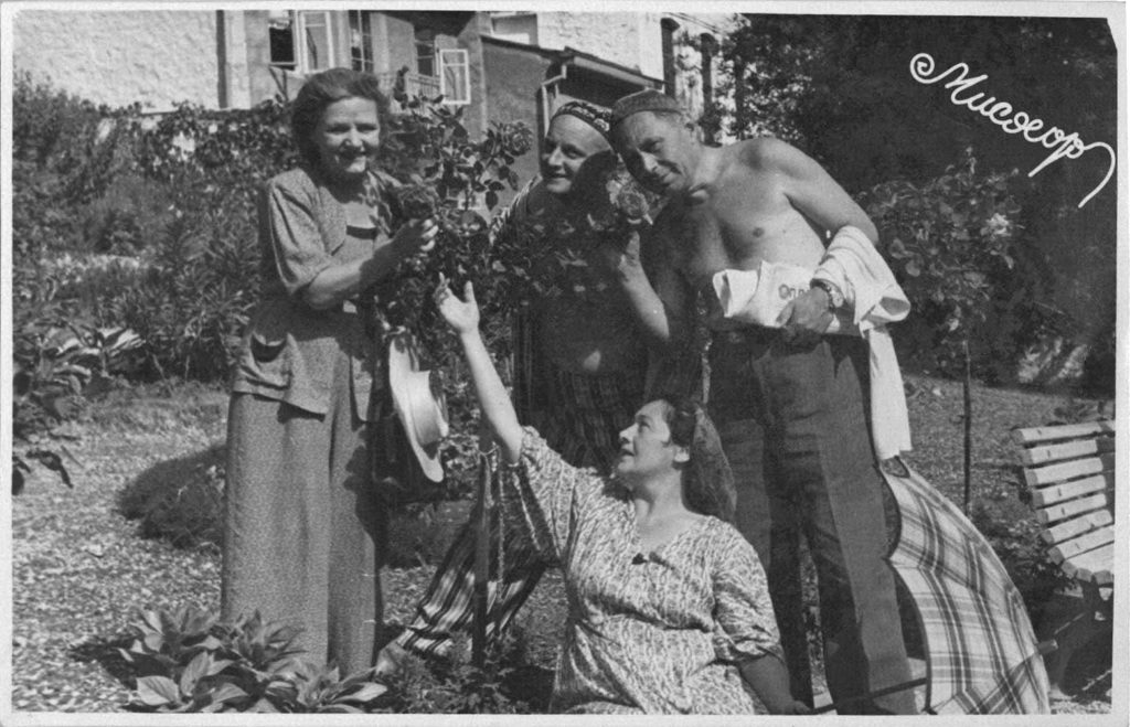 Ф. Белинская, Р. Риккер, А. Анатольев, П. Князев на отдыхе. Мисхор. 1953 г.: фотография