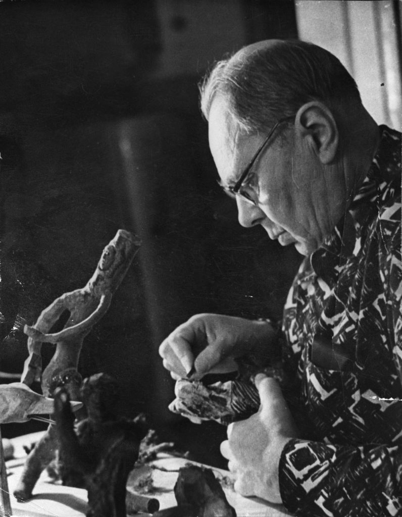 П. Князев на досуге (за лесной скульптурой). 1967г.: фотография