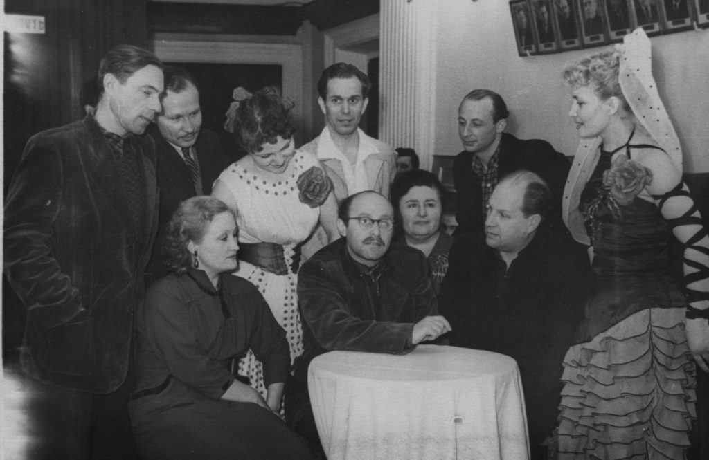 Коллектив театра музкомедии начала 50-х гг.: фотография