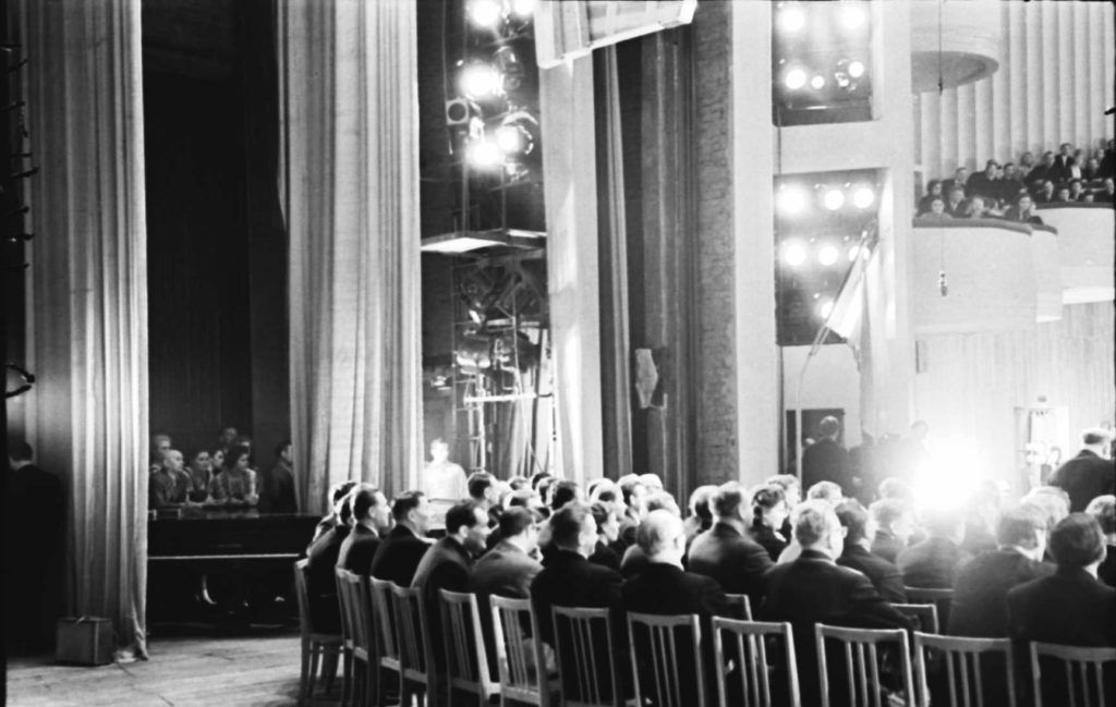 Зал заседания на сцене театра музкомедии, во время открытия фестиваля белорусского искусства в РСФСР, 1966 г.: фотография