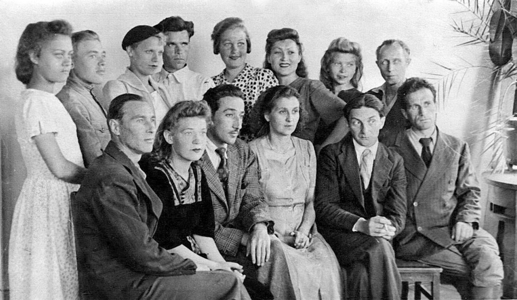 Первая труппа театра кукол г. Сталинск. 1942 г.: фотография.