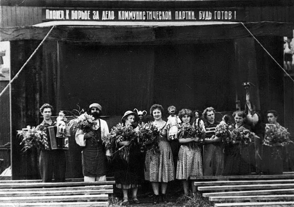 Выступление артистов Новокузнецкого театра кукол в пионерском лагере: фотография