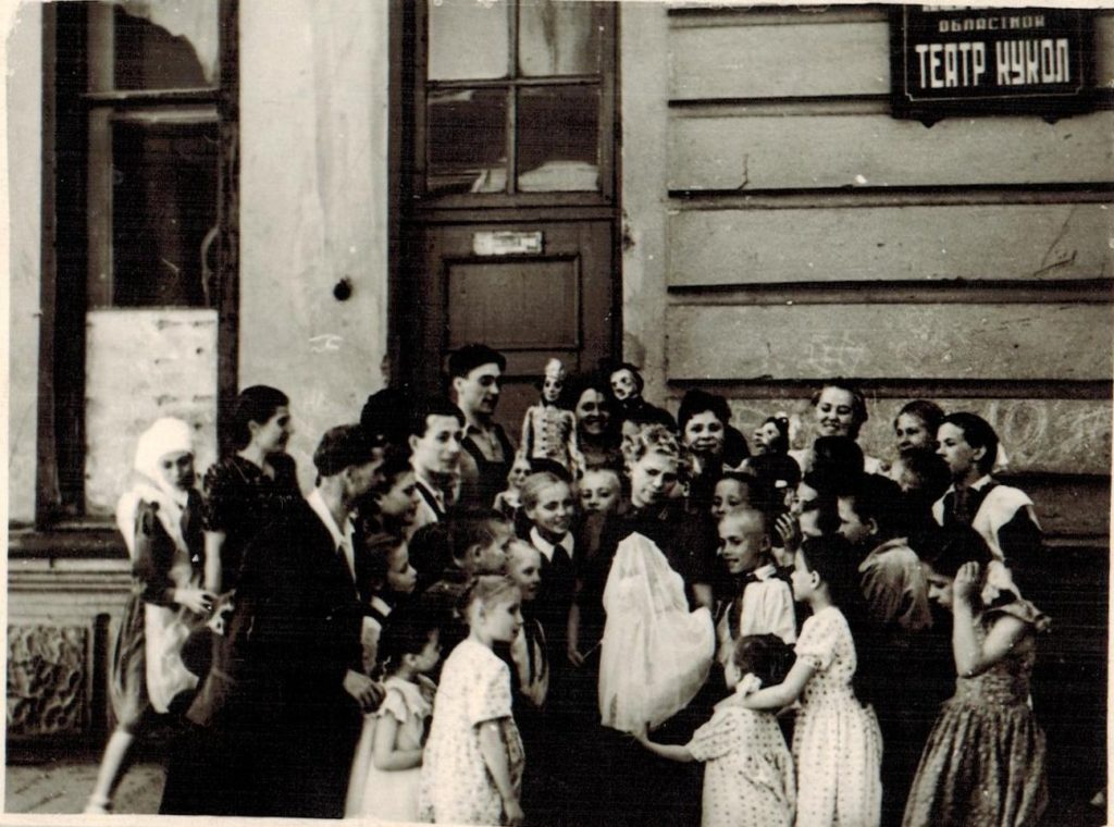 Встреча актеров и зрителей у здания театра кукол на улице Кирова. 1958 г.: фотография