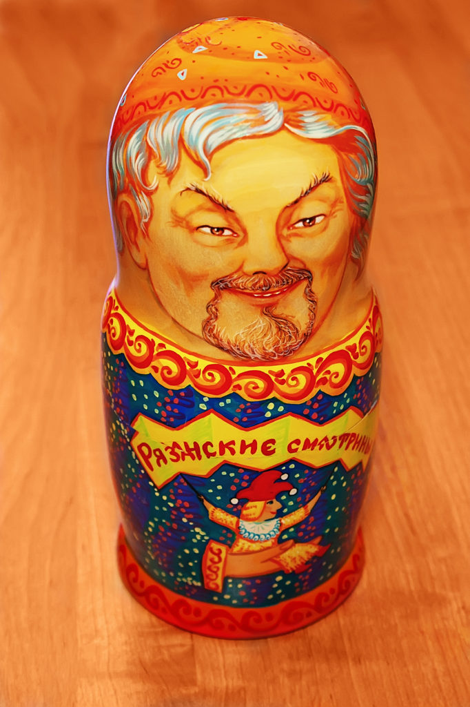 Памятный знак 10-й Международного фестиваля театров кукол «Рязанские смотрины-2005», г. Рязань, 2005 г.